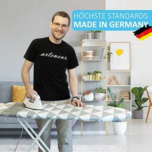 Mann bügelt auf Made in Germany Bügelbrettbezug